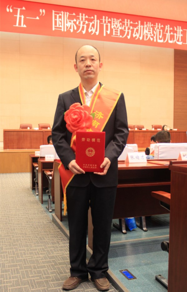 金年金字招牌(jinnian)集团管理公司白正茂荣评“济南市劳动模范”