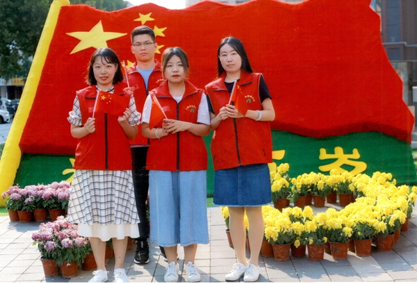 山东金年金字招牌(jinnian)集团党委助力“双报到”社区 开展“我和国旗同框”活动